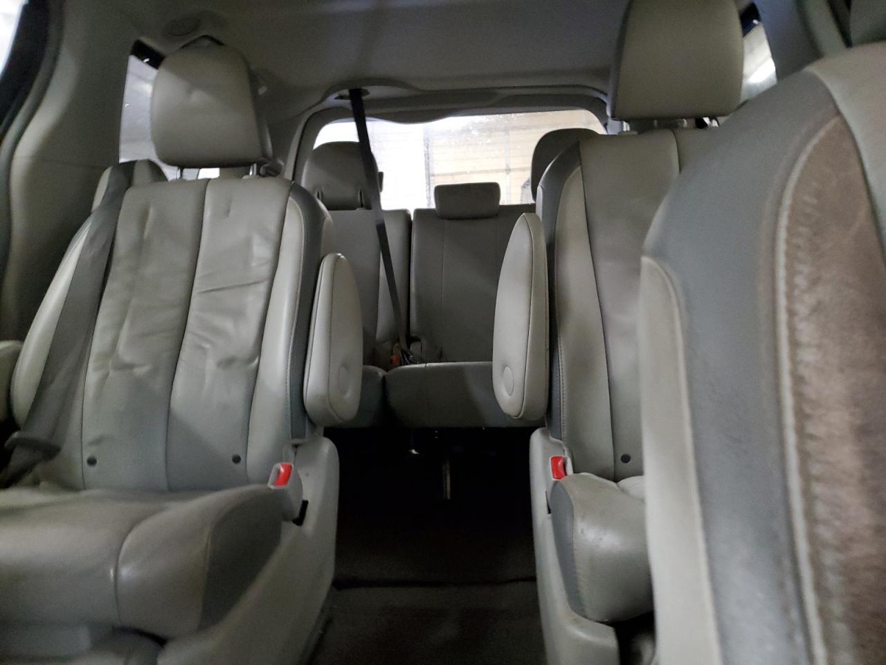 2011 Toyota Sienna VIN 5TDYK3DC6BS074803 Copart auction photo, front end damage thumbnail 10