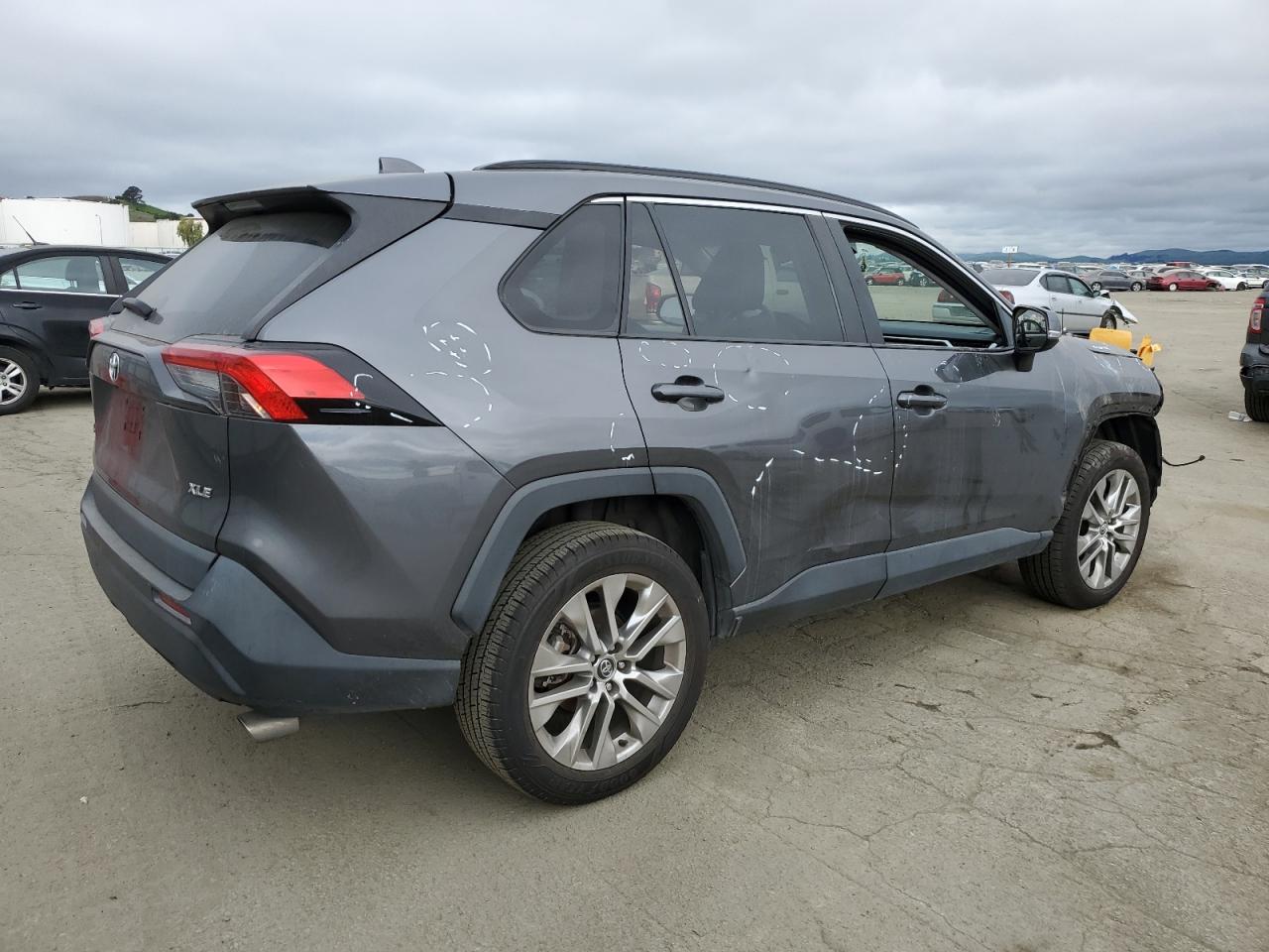 2021 Toyota RAV 4 VIN 2T3C1RFVXMC099138 Copart auction photo, front end / side damage thumbnail 3