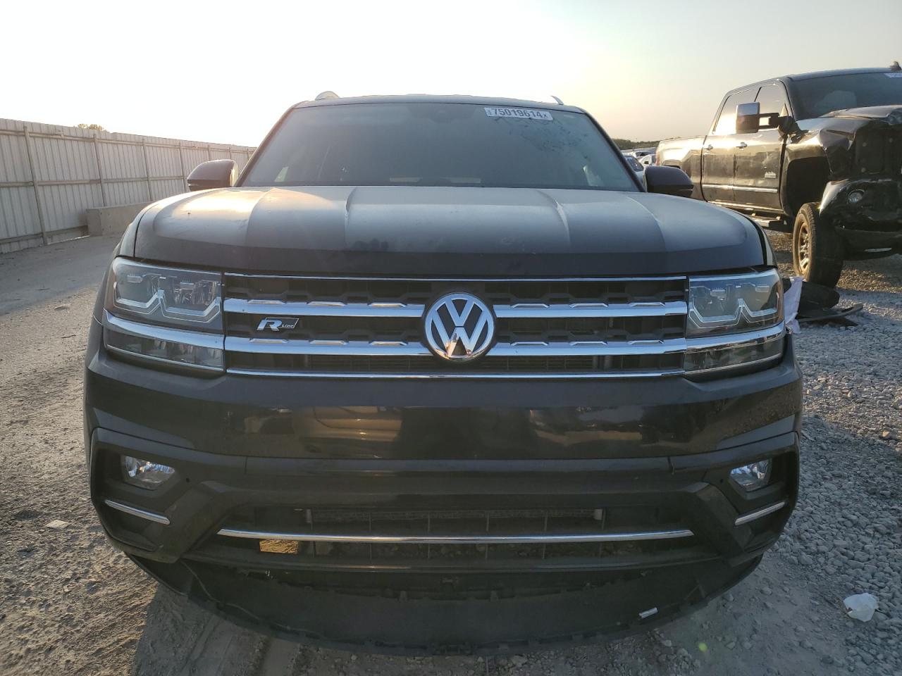 2018 Volkswagen Atlas VIN 1V2FR2CA0JC551947 Copart auction photo, side / rear end damage thumbnail 5