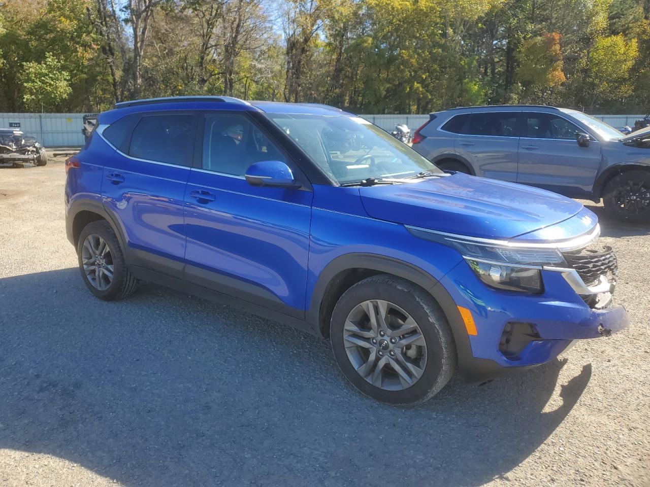 2023 KIA Seltos VIN KNDEU2AA8P7393843 Copart auction photo, front end / minor dent/scratches damage thumbnail 4