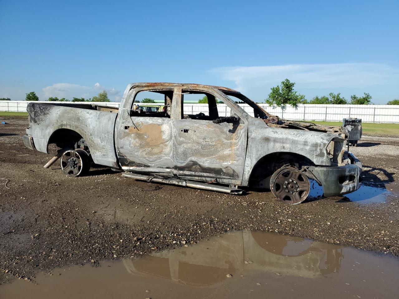 2022 RAM 2500 VIN 3C6UR5DJXNG247821 Copart auction photo, burn / burn - interior damage thumbnail 4