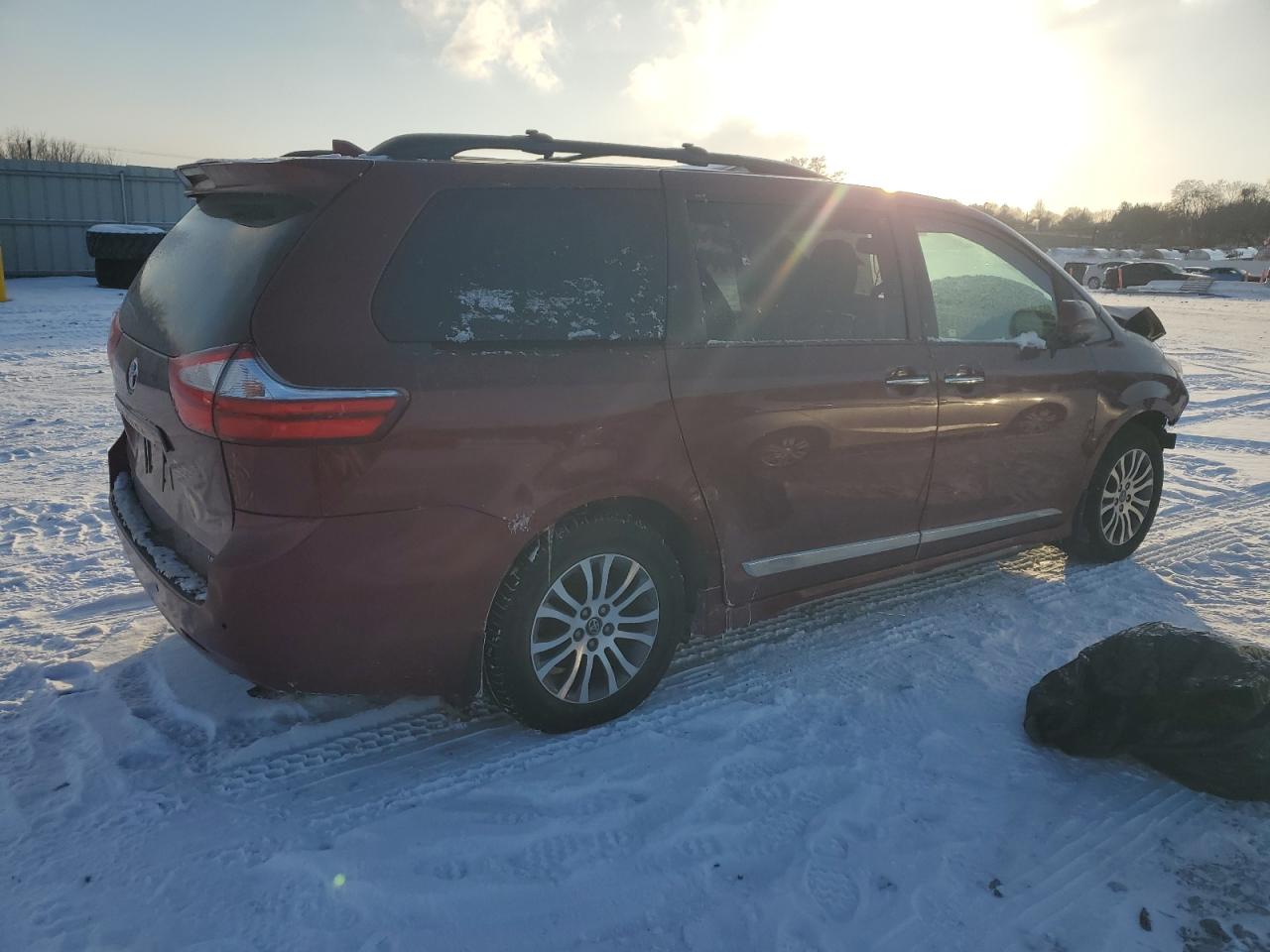 2018 Toyota Sienna VIN 5TDYZ3DC3JS917978 Copart auction photo, front end / undercarriage damage thumbnail 3