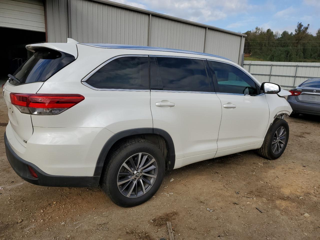 2017 Toyota Highlander VIN 5TDKZRFH8HS191787 Copart auction photo, front end damage thumbnail 3