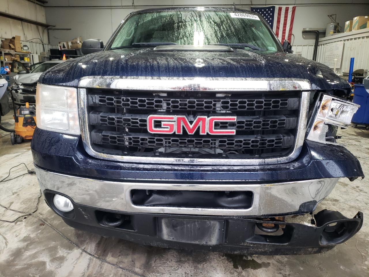 2011 GMC Sierra VIN 1GT220CG1BZ262877 Copart auction photo, front end / minor dent/scratches damage thumbnail 5