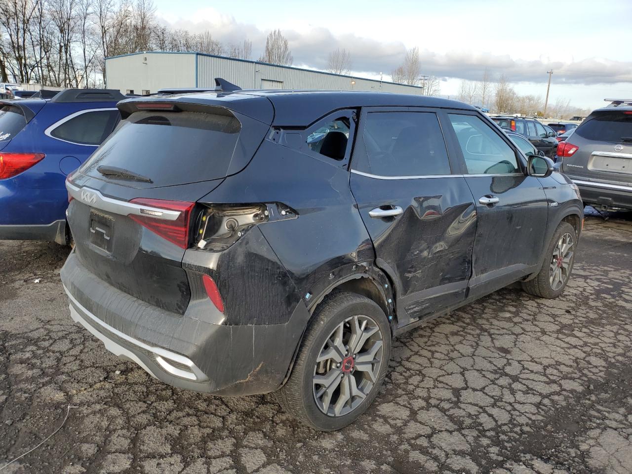 2023 KIA Seltos VIN KNDETCA26P7355559 Copart auction photo, side / rear end damage thumbnail 3
