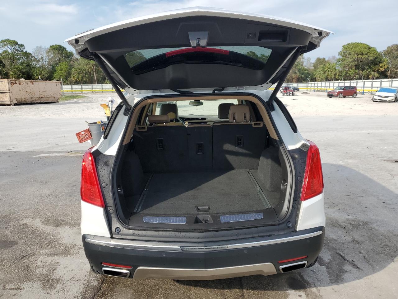 2019 Cadillac XT5 VIN 1GYKNGRS1KZ119241 Copart auction photo, front end / minor dent/scratches damage thumbnail 6