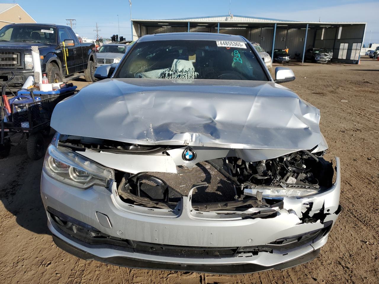 2017 BMW 3er VIN WBA8D9G53HNU60388 Copart auction photo, biohazard/chemical / front end damage thumbnail 5
