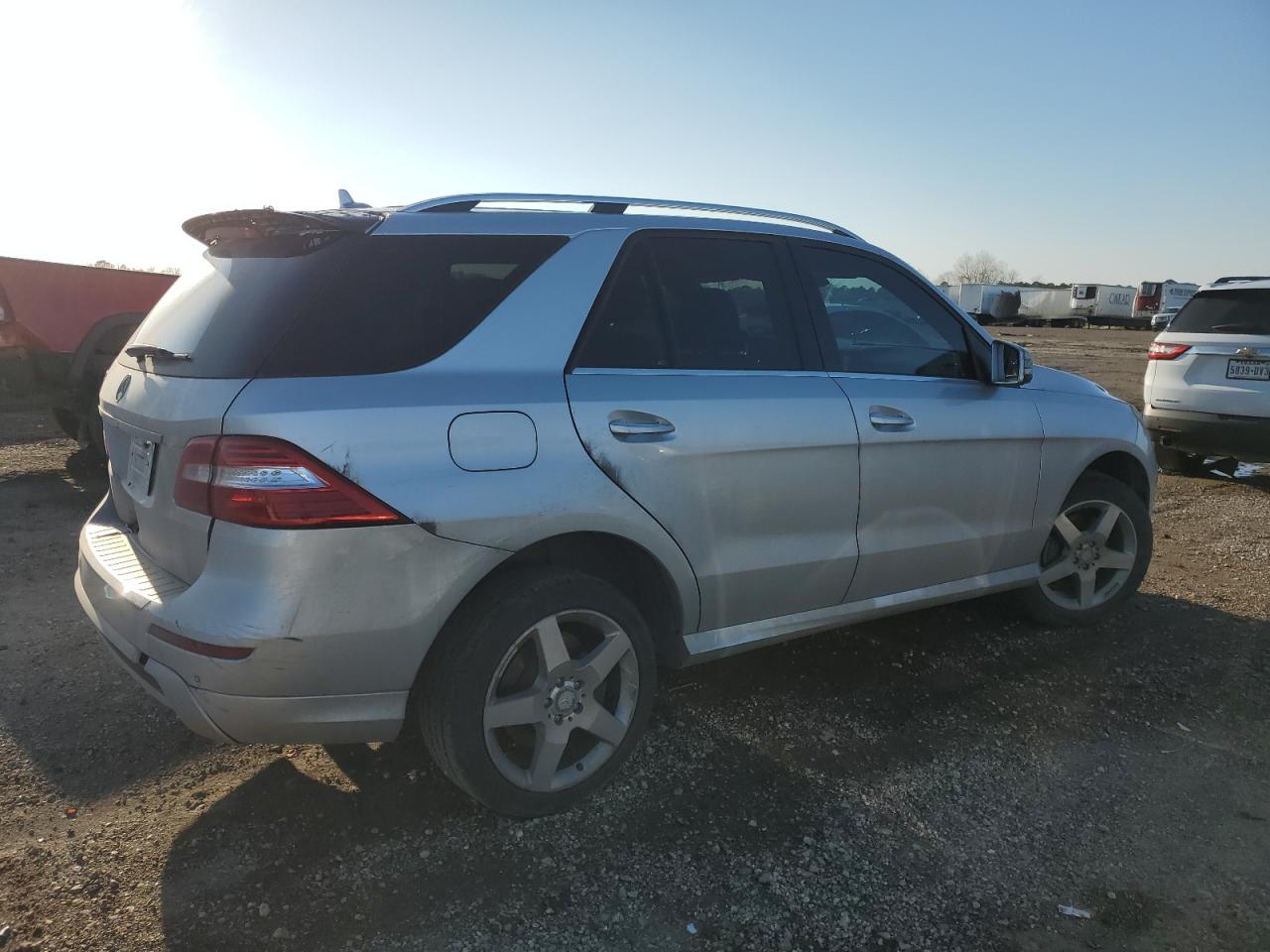 2015 Mercedes-Benz M-klasse VIN 4JGDA5JB4FA565961 Copart auction photo, water/flood / minor dent/scratches damage thumbnail 3