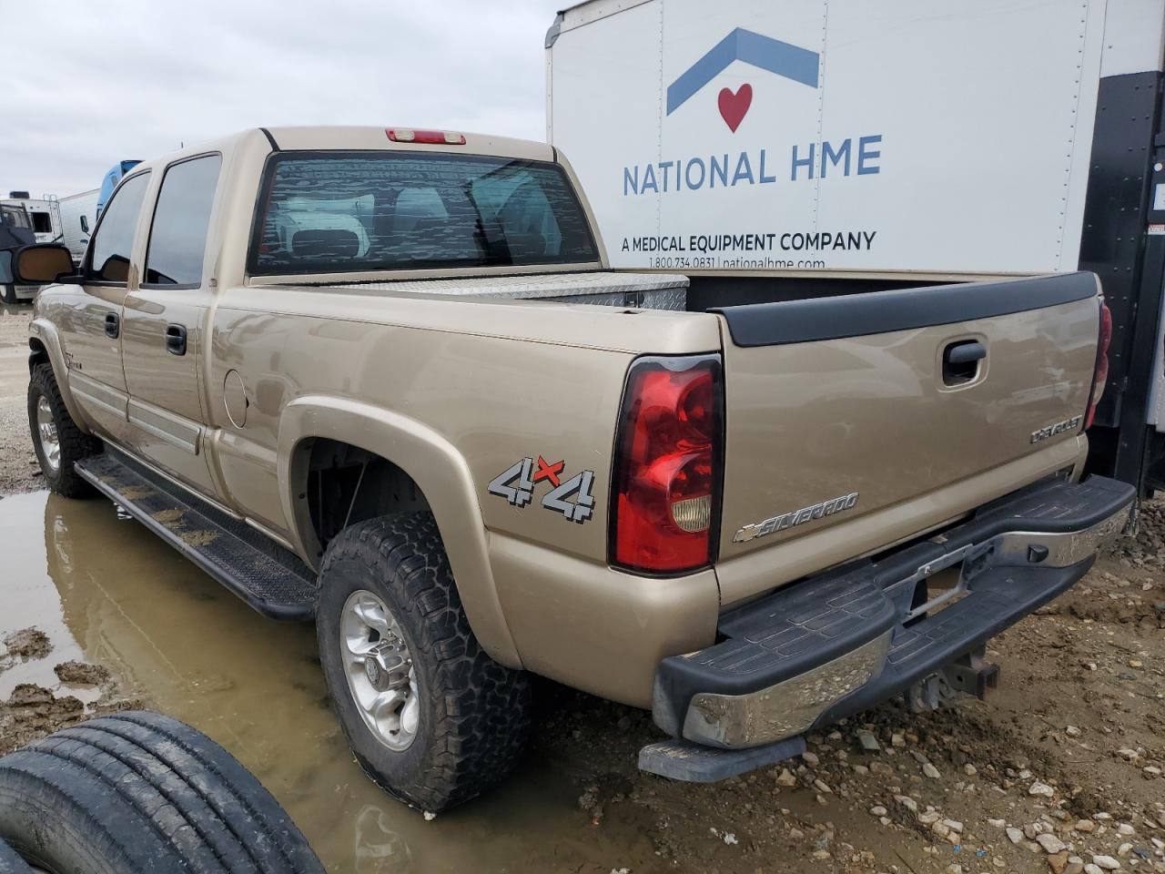 2005 Chevrolet Silverado VIN 1GCHK23215F869149 Copart auction photo, normal wear damage thumbnail 2
