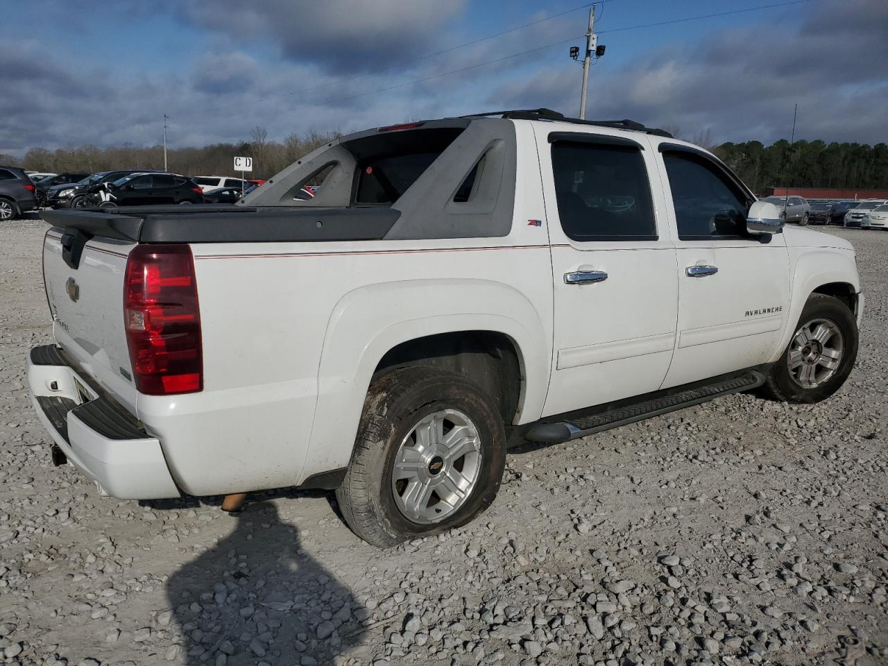 2011 Chevrolet Avalanche VIN 3GNTKFE31BG213283 Copart auction photo, side / minor dent/scratches damage thumbnail 3