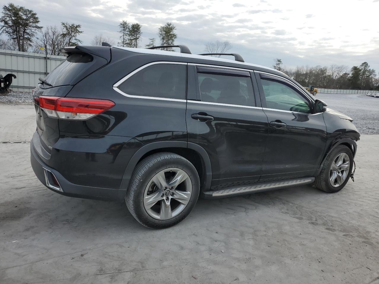 2018 Toyota Highlander VIN 5TDYZRFH7JS239666 Copart auction photo, front end damage thumbnail 3
