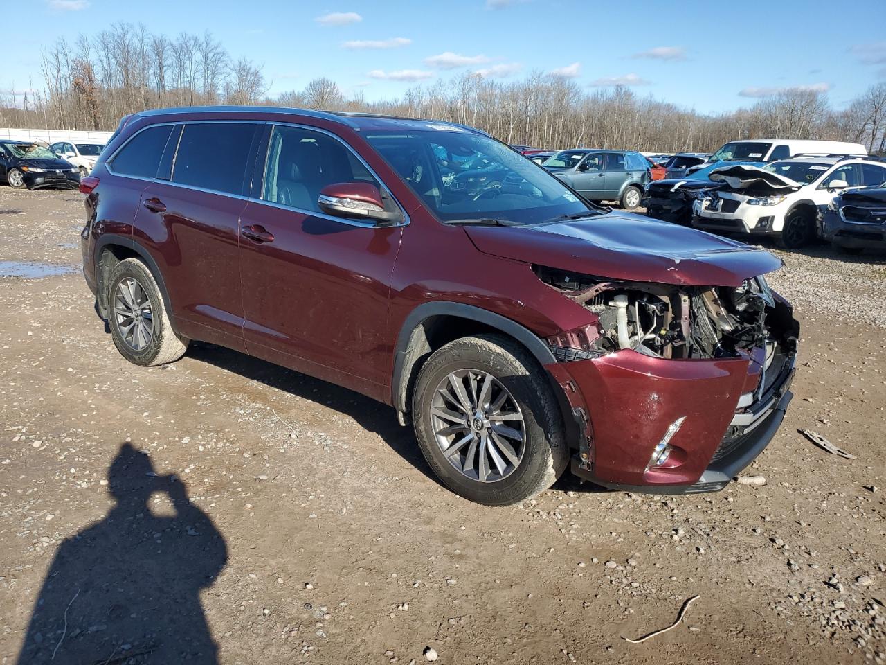 2017 Toyota Highlander VIN 5TDJZRFH6HS477262 Copart auction photo, front end / burn damage thumbnail 4