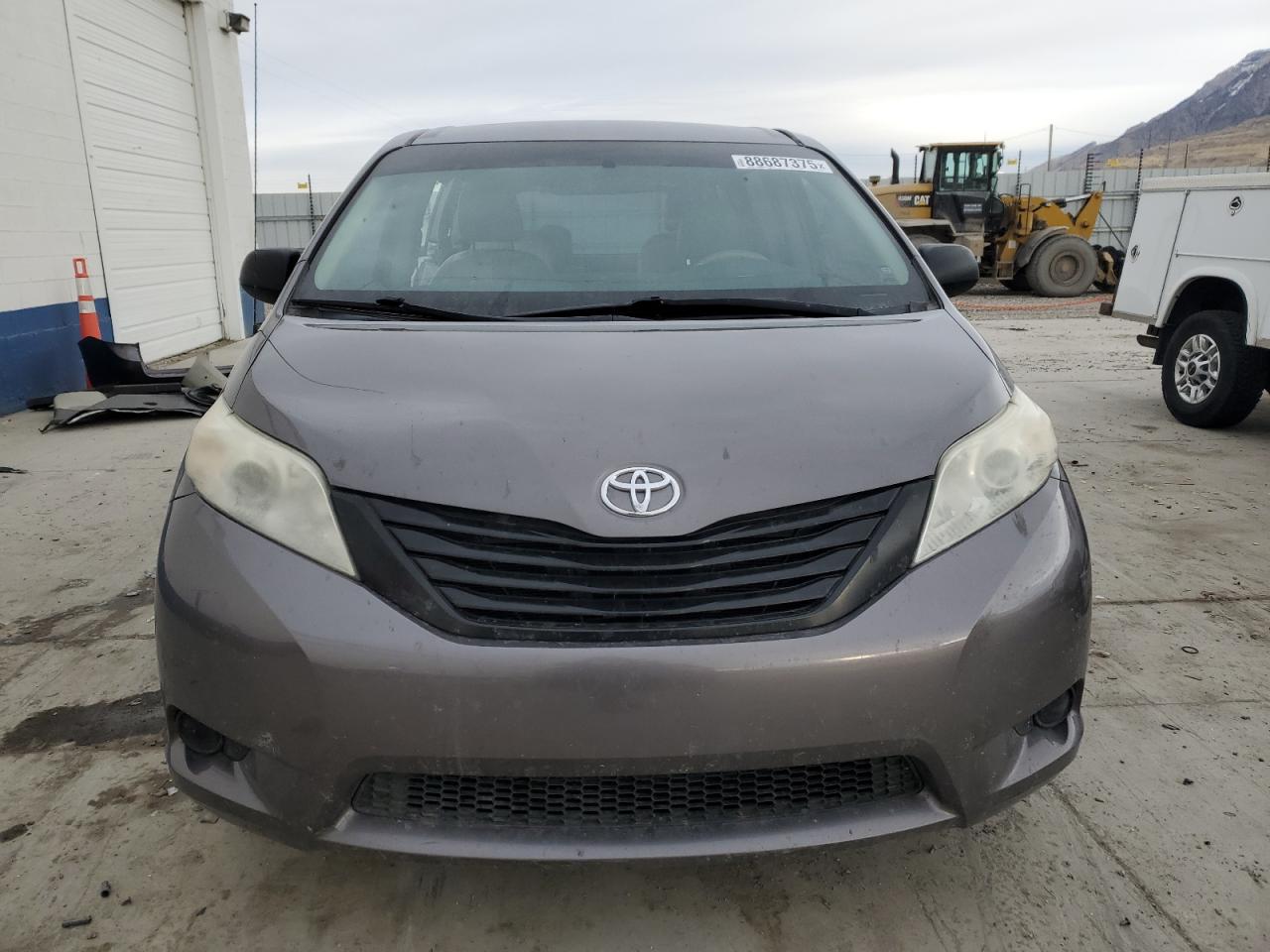 2011 Toyota Sienna VIN 5TDKA3DC8BS009332 Copart auction photo, side / rear end damage thumbnail 5
