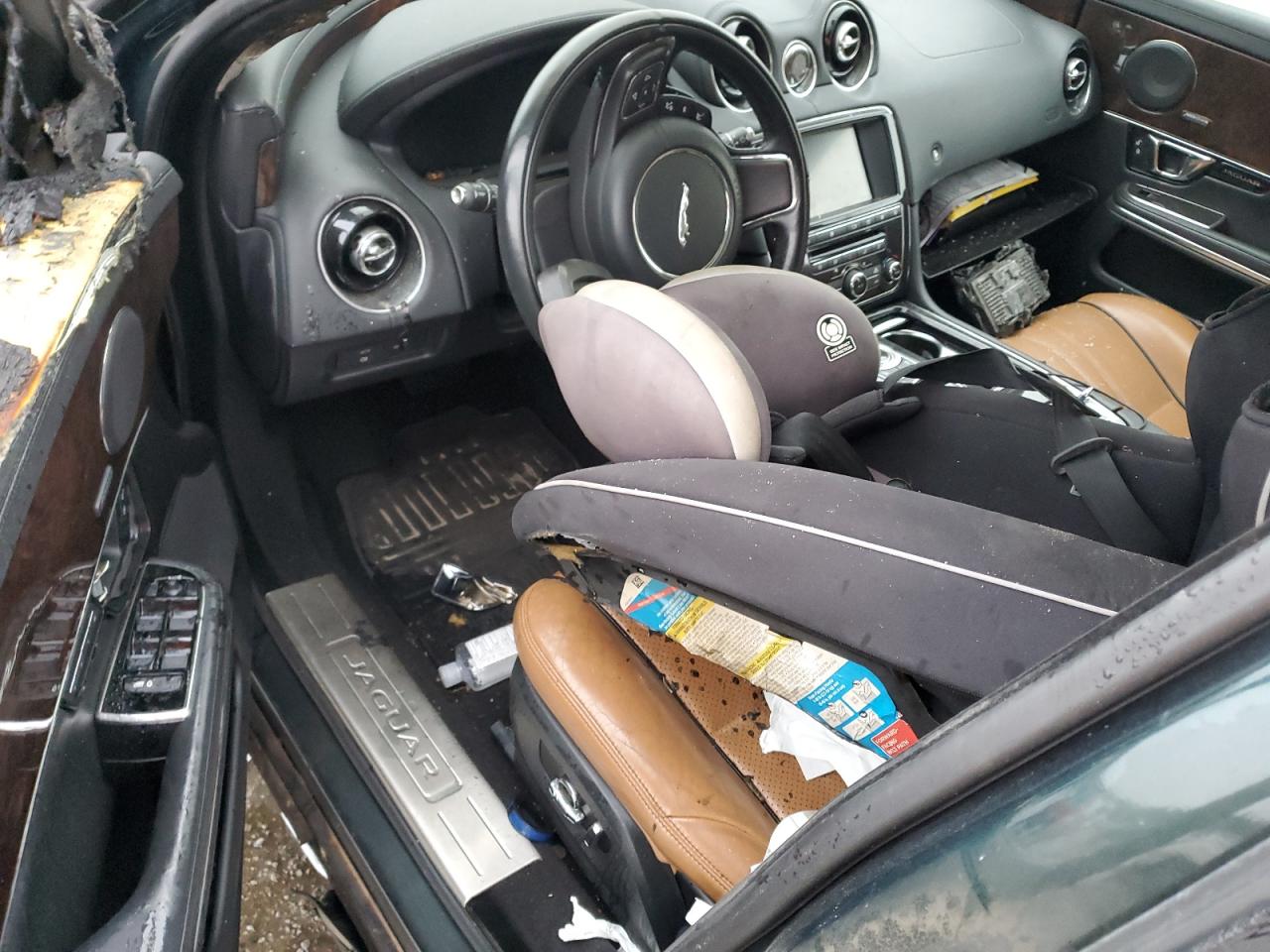 2017 Jaguar XJ VIN SAJWJ1CD8H8W06740 Copart auction photo, burn damage thumbnail 8