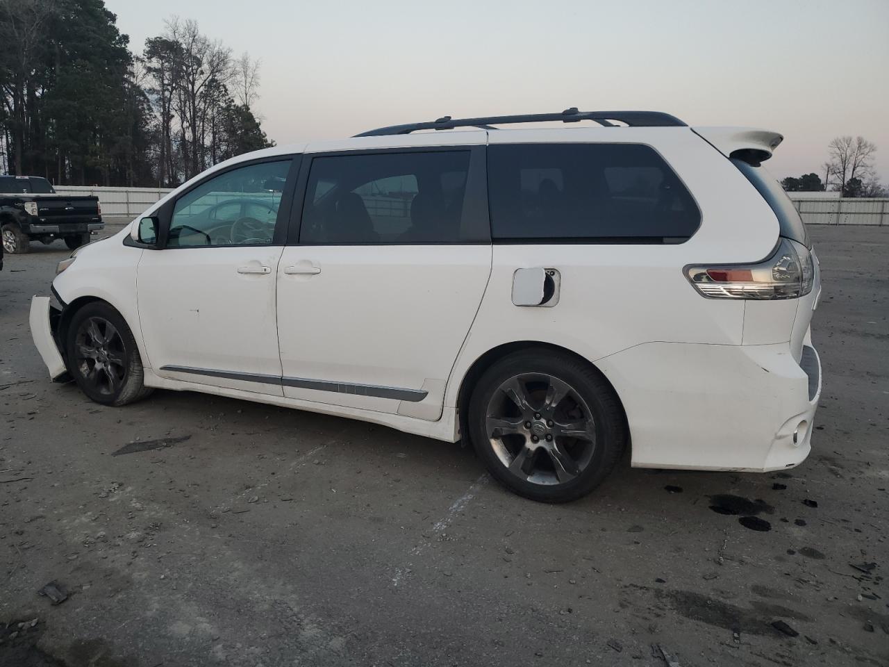 2011 Toyota Sienna VIN 5TDXK3DC8BS169648 Copart auction photo, front end damage thumbnail 2