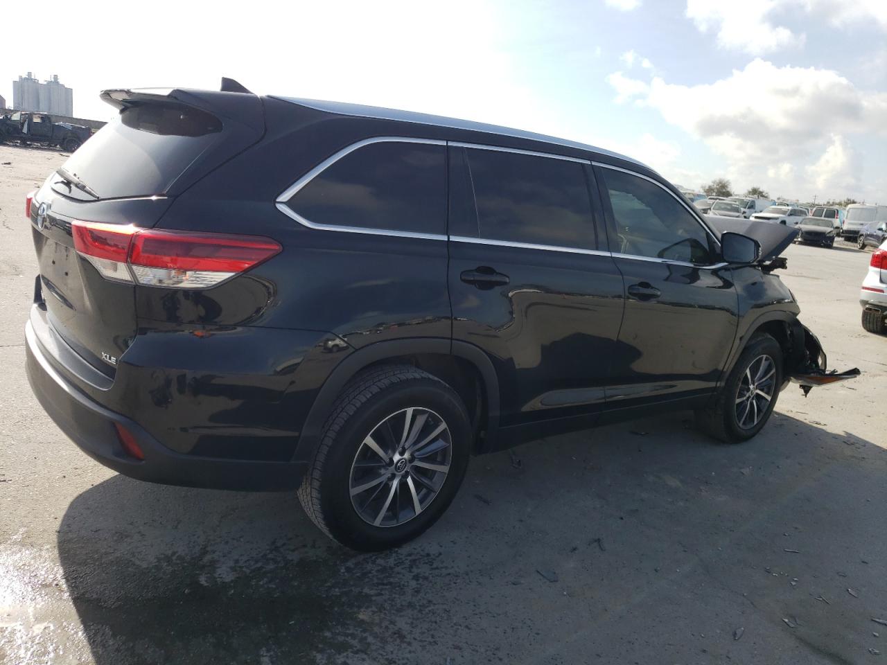 2019 Toyota Highlander VIN 5TDKZRFH6KS557799 Copart auction photo, front end / minor dent/scratches damage thumbnail 3