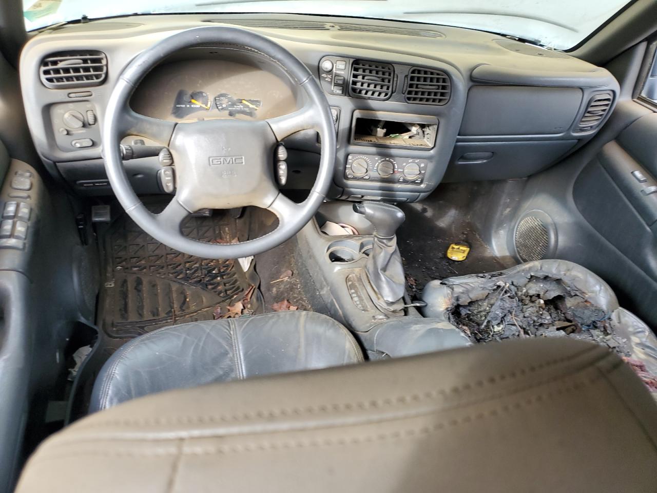 2001 GMC Jimmy VIN 1GKDT13W912219905 Copart auction photo, vandalism / burn - interior damage thumbnail 8