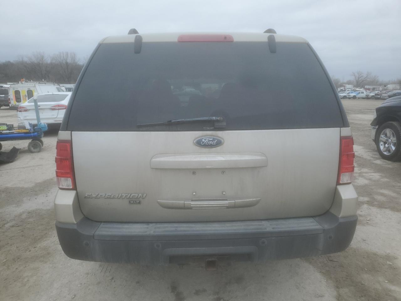 2005 Ford Expedition VIN 1FMFU16505LA16305 Copart auction photo, front end damage thumbnail 6
