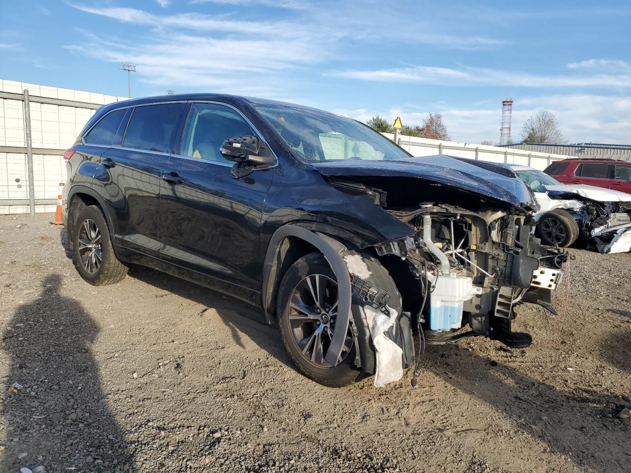 2018 Toyota Highlander VIN 5TDBZRFH9JS864253 Copart auction photo, front end / minor dent/scratches damage thumbnail 4