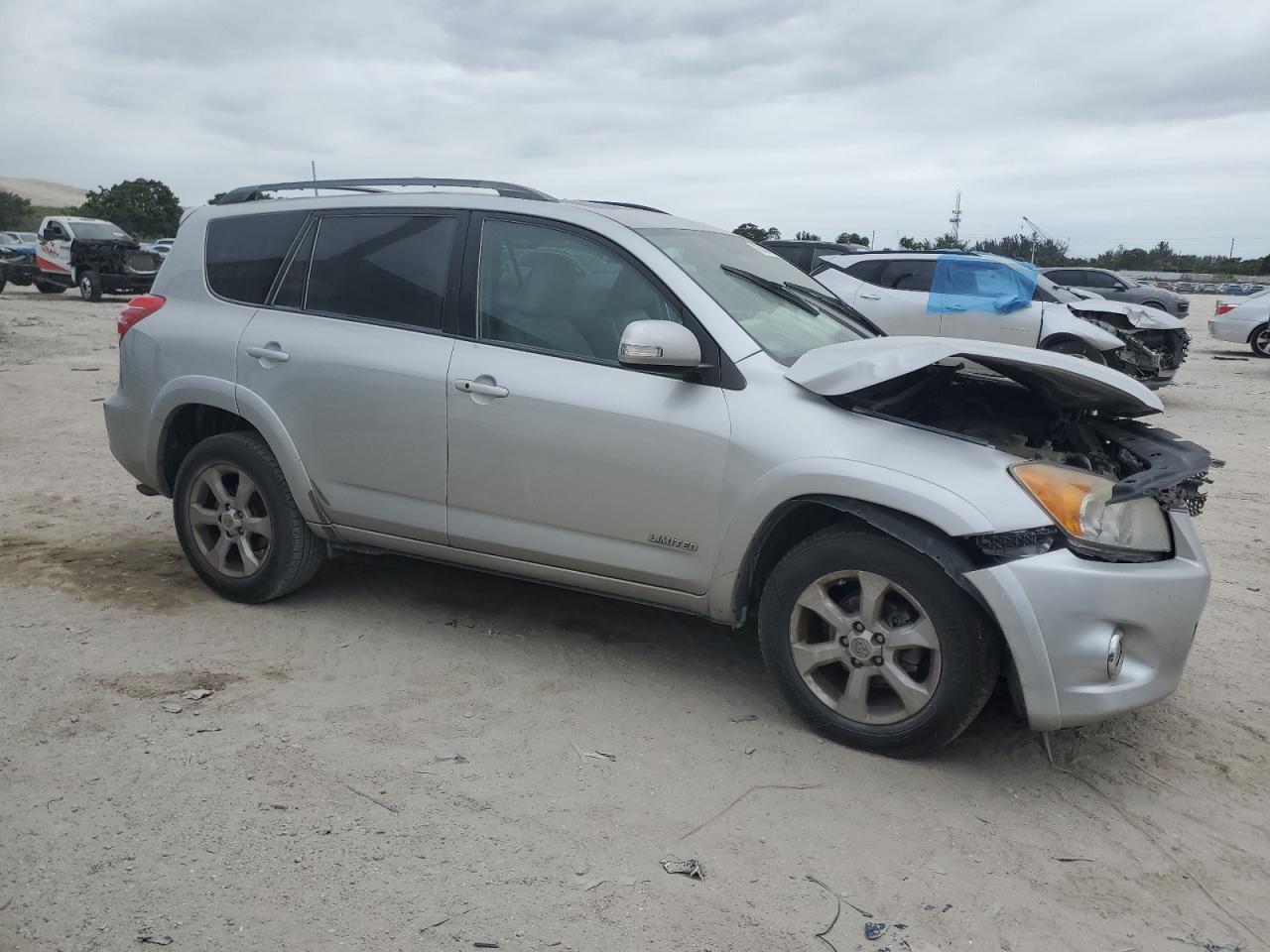 2011 Toyota RAV 4 VIN 2T3YF4DV6BW060992 Copart auction photo, front end / minor dent/scratches damage thumbnail 4