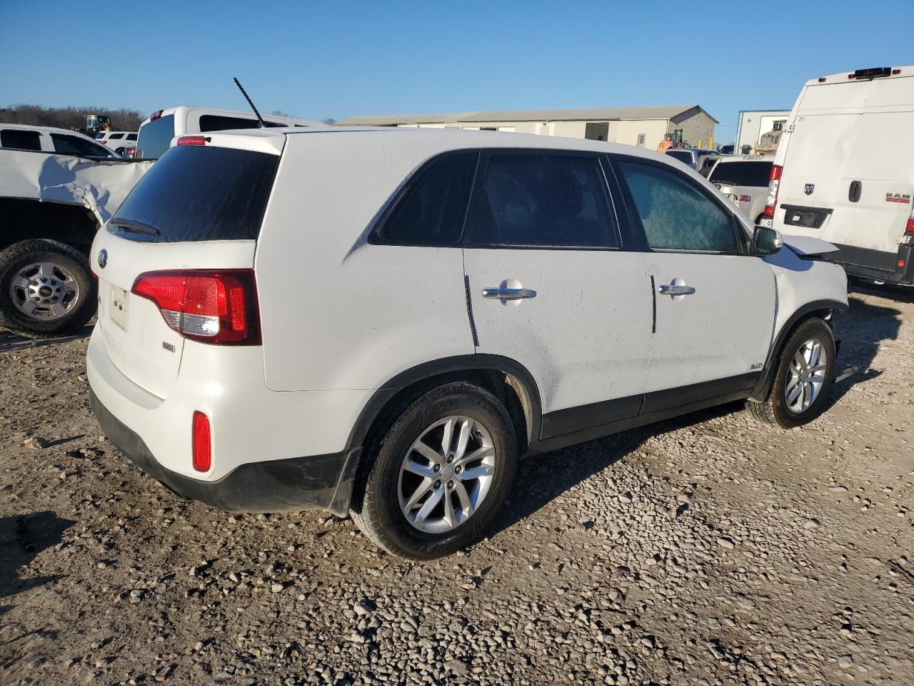2015 KIA Sorento VIN 5XYKTCA61FG555840 Copart auction photo, front end damage thumbnail 3