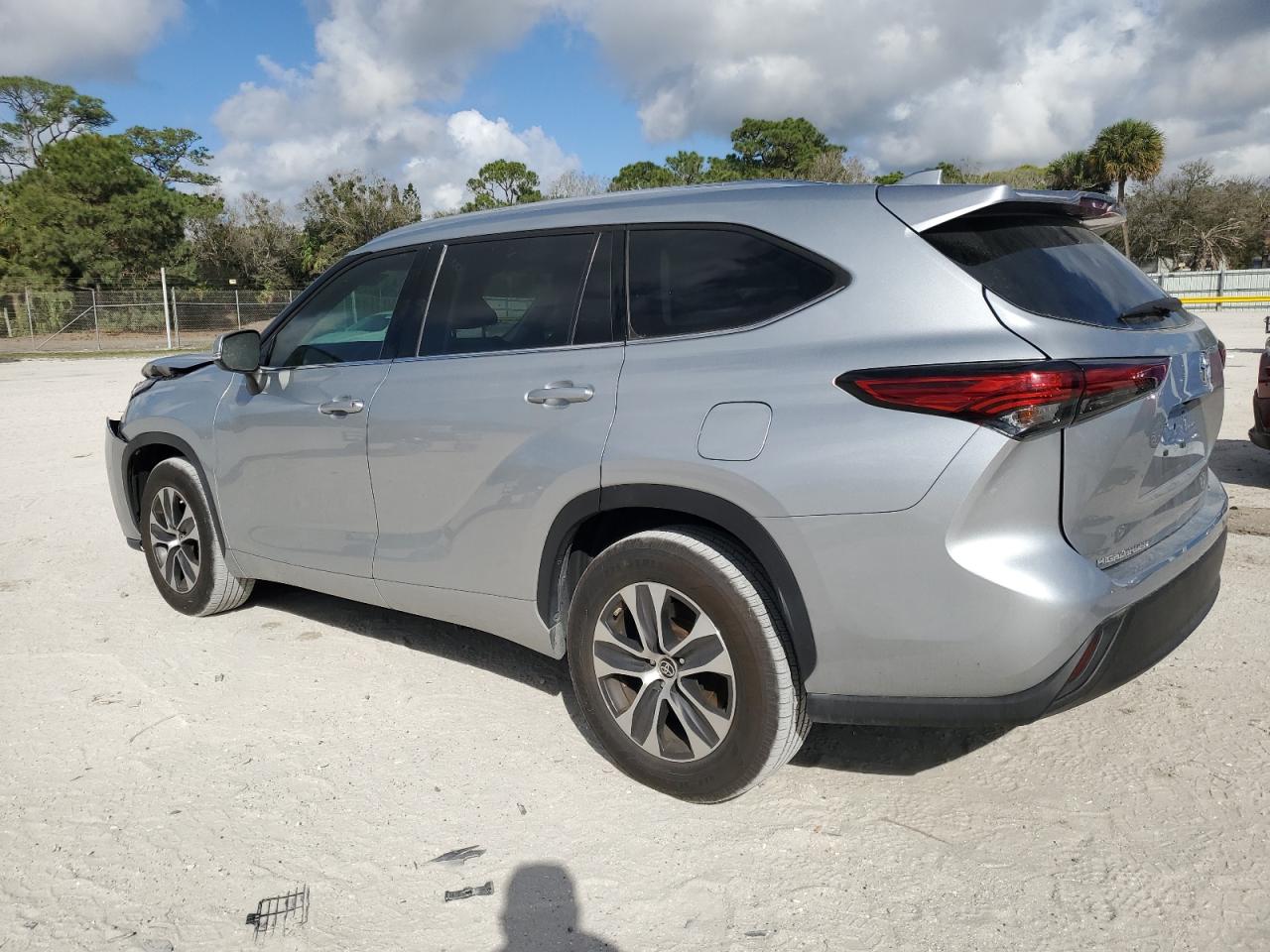 2021 Toyota Highlander VIN 5TDGZRAHXMS058228 Copart auction photo, front end / minor dent/scratches damage thumbnail 2