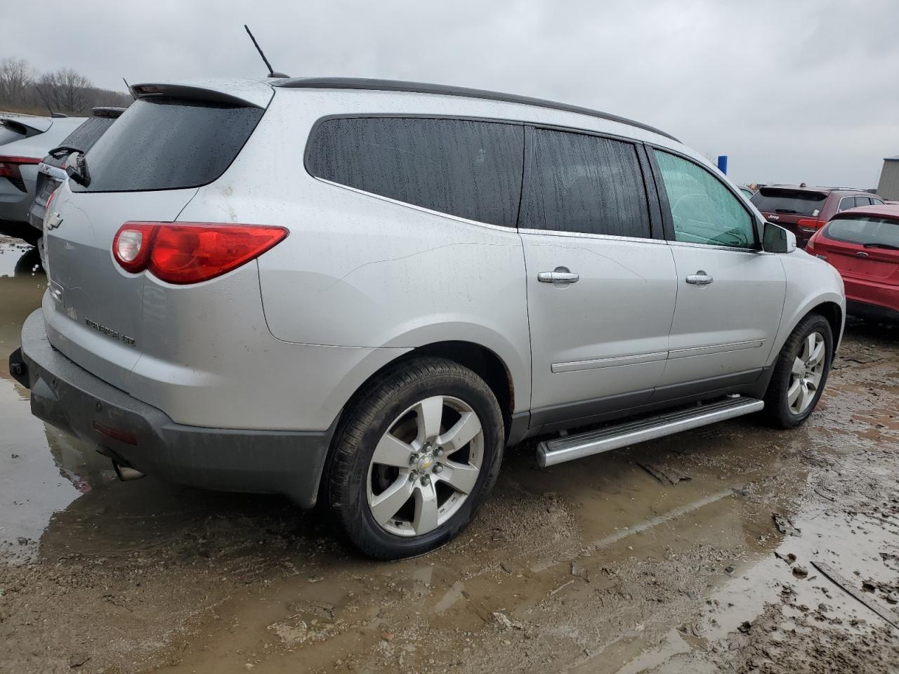 2009 Chevrolet Traverse VIN 1GNEV33D69S114875 Copart auction photo, vandalism damage thumbnail 3