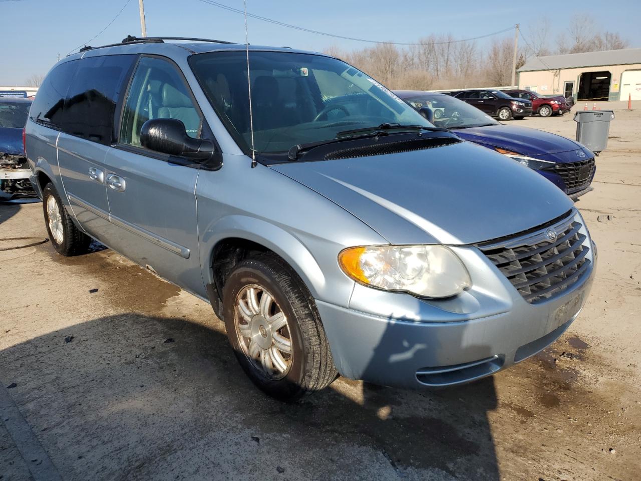 2005 Chrysler Town & Country VIN 2C4GP54L45R268140 Copart auction photo, rear end / minor dent/scratches damage thumbnail 4