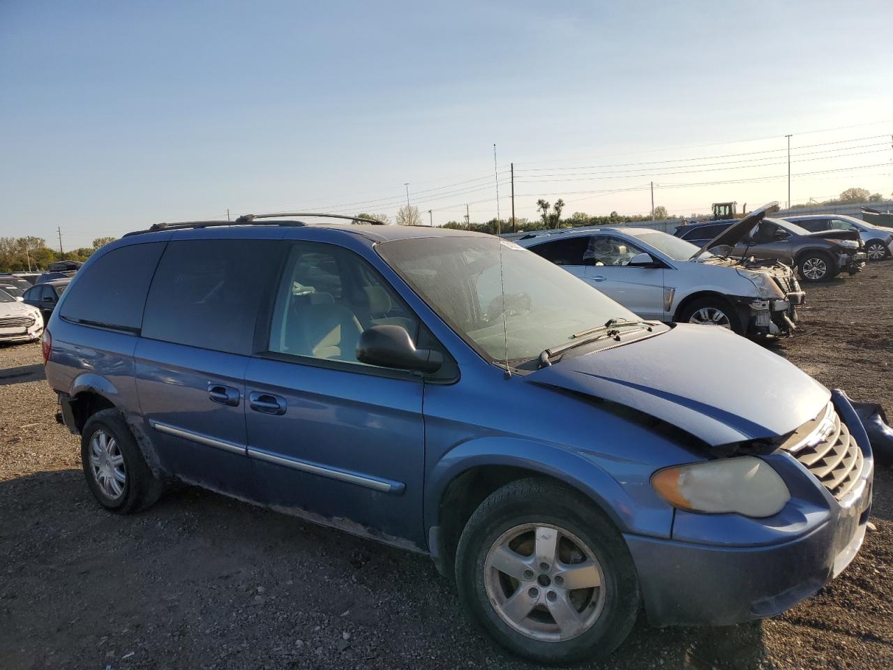 2007 Chrysler Town & Country VIN 2A4GP54L57R125033 Copart auction photo, front end / side damage thumbnail 4