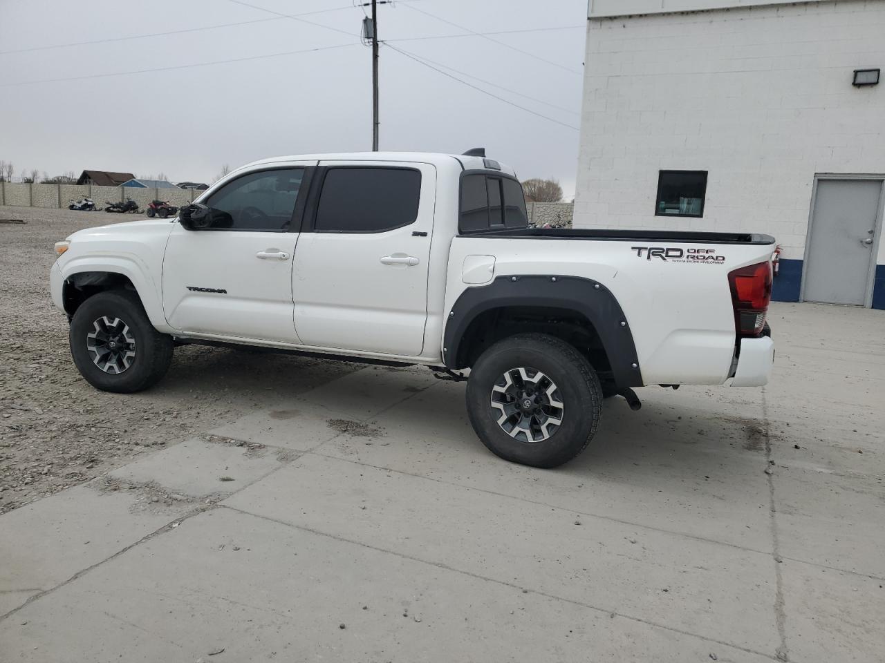 2021 Toyota Tacoma VIN 3TYAX5GN1MT014057 Copart auction photo, normal wear damage thumbnail 2