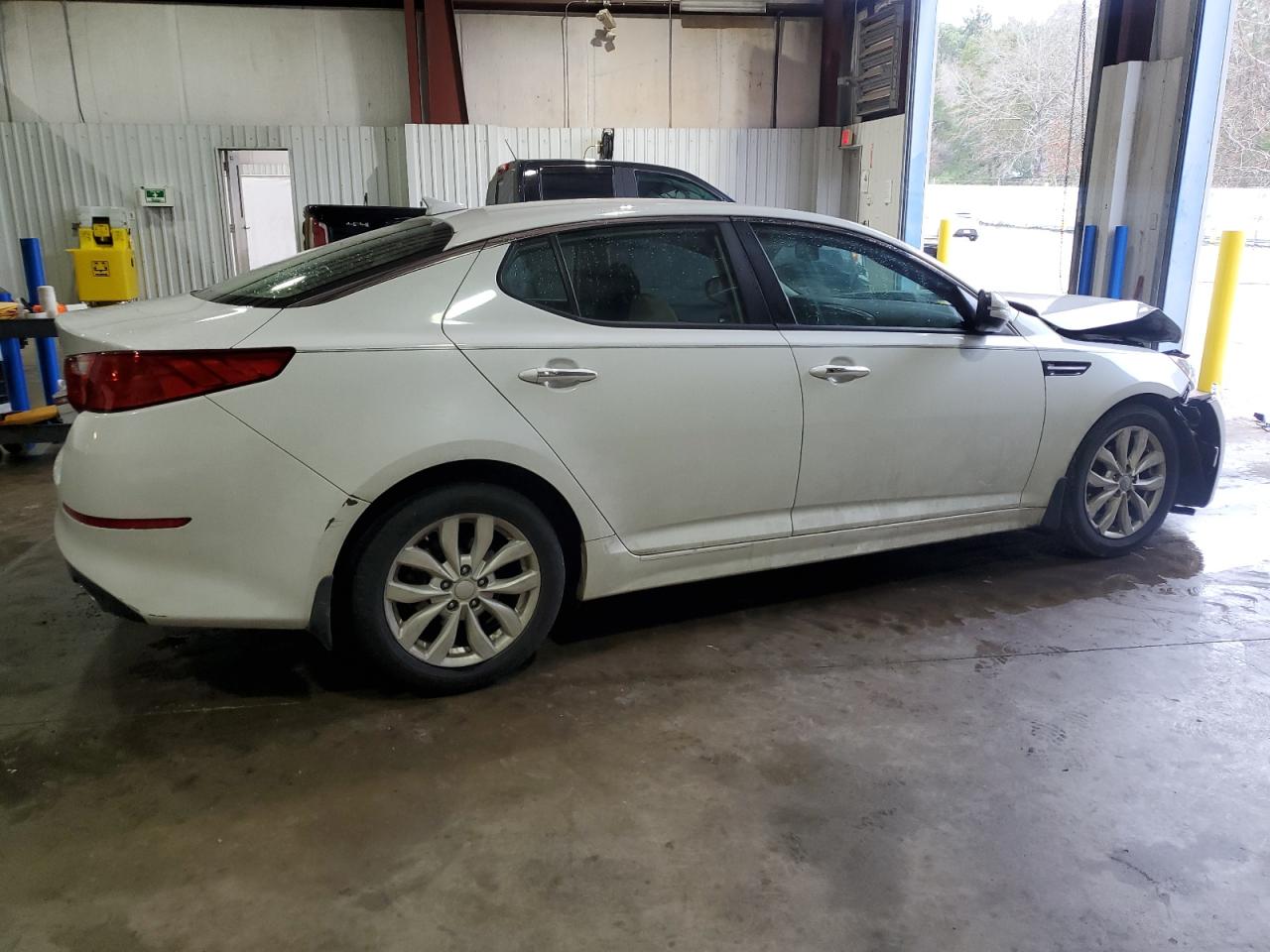 2015 KIA Optima VIN 5XXGM4A77FG495956 Copart auction photo, front end / minor dent/scratches damage thumbnail 3