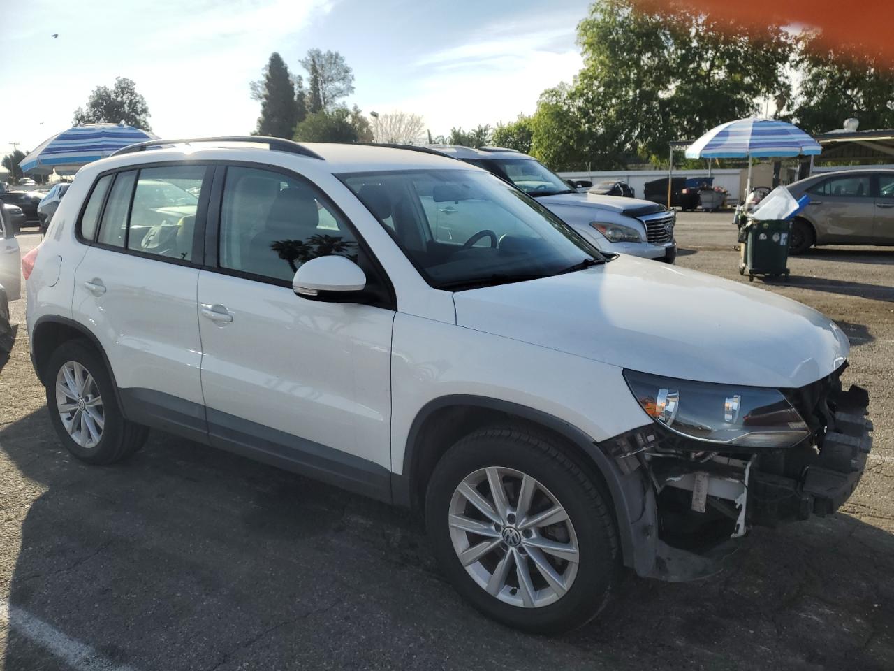 2017 Volkswagen Tiguan VIN WVGBV7AX4HK054444 Copart auction photo, burn / front end damage thumbnail 4