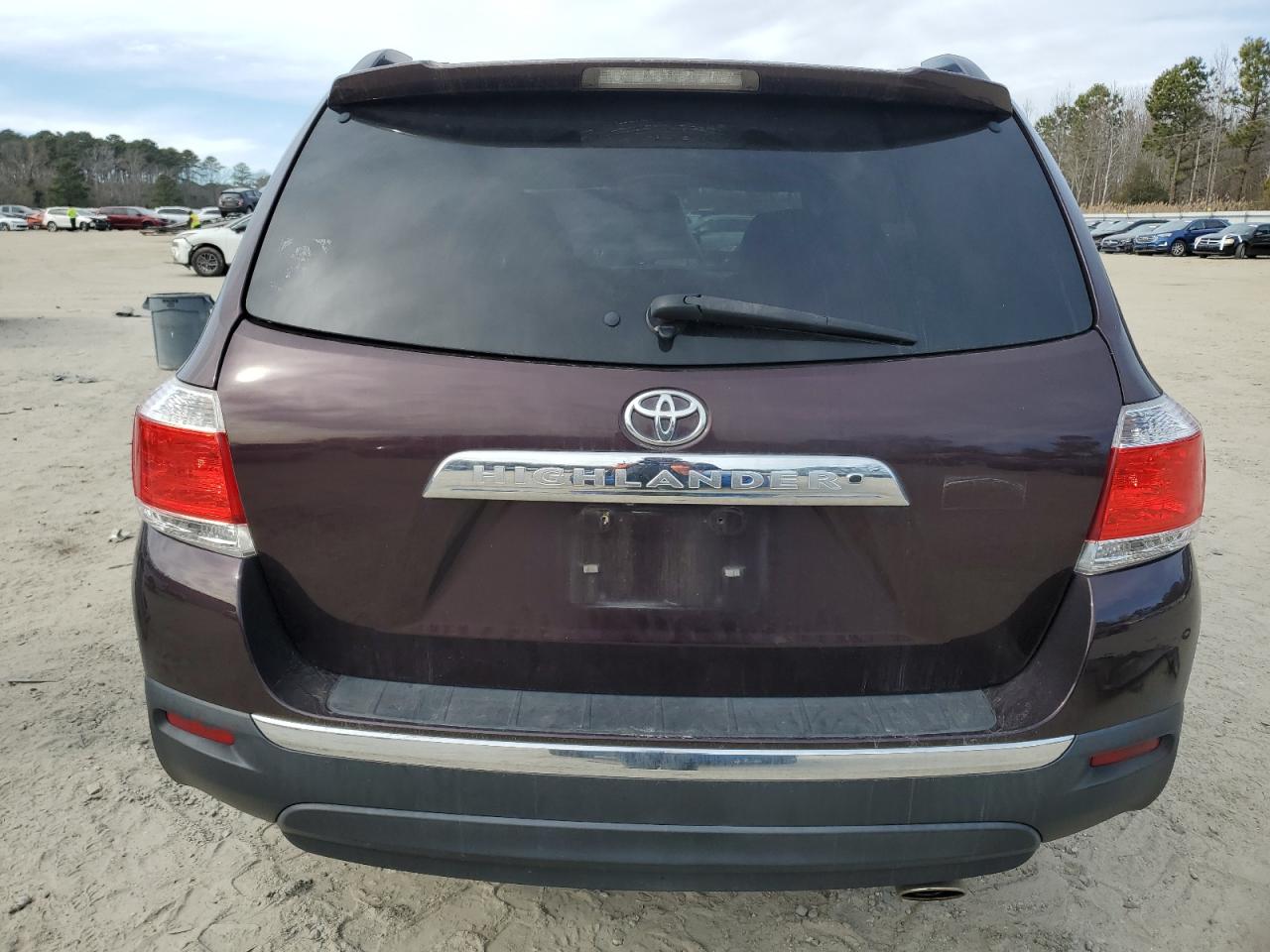 2011 Toyota Highlander VIN 5TDZK3EH5BS026806 Copart auction photo, side / rear end damage thumbnail 6