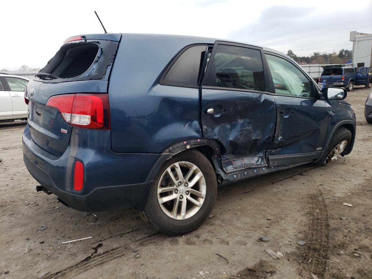 2015 KIA Sorento VIN 5XYKTCA63FG597457 Copart auction photo, side / rear end damage thumbnail 3