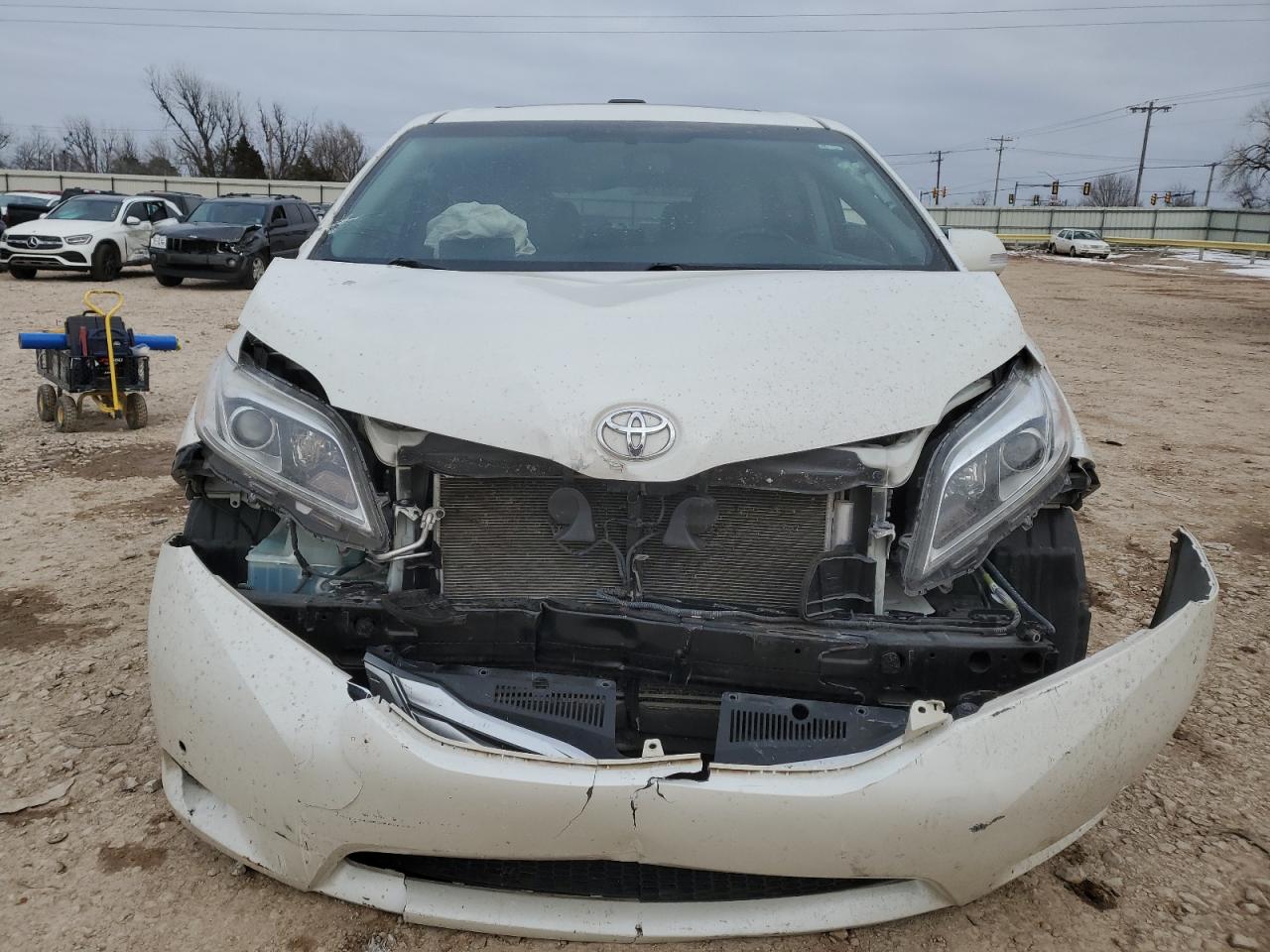 2017 Toyota Sienna VIN 5TDYZ3DC6HS866180 Copart auction photo, front end / minor dent/scratches damage thumbnail 5