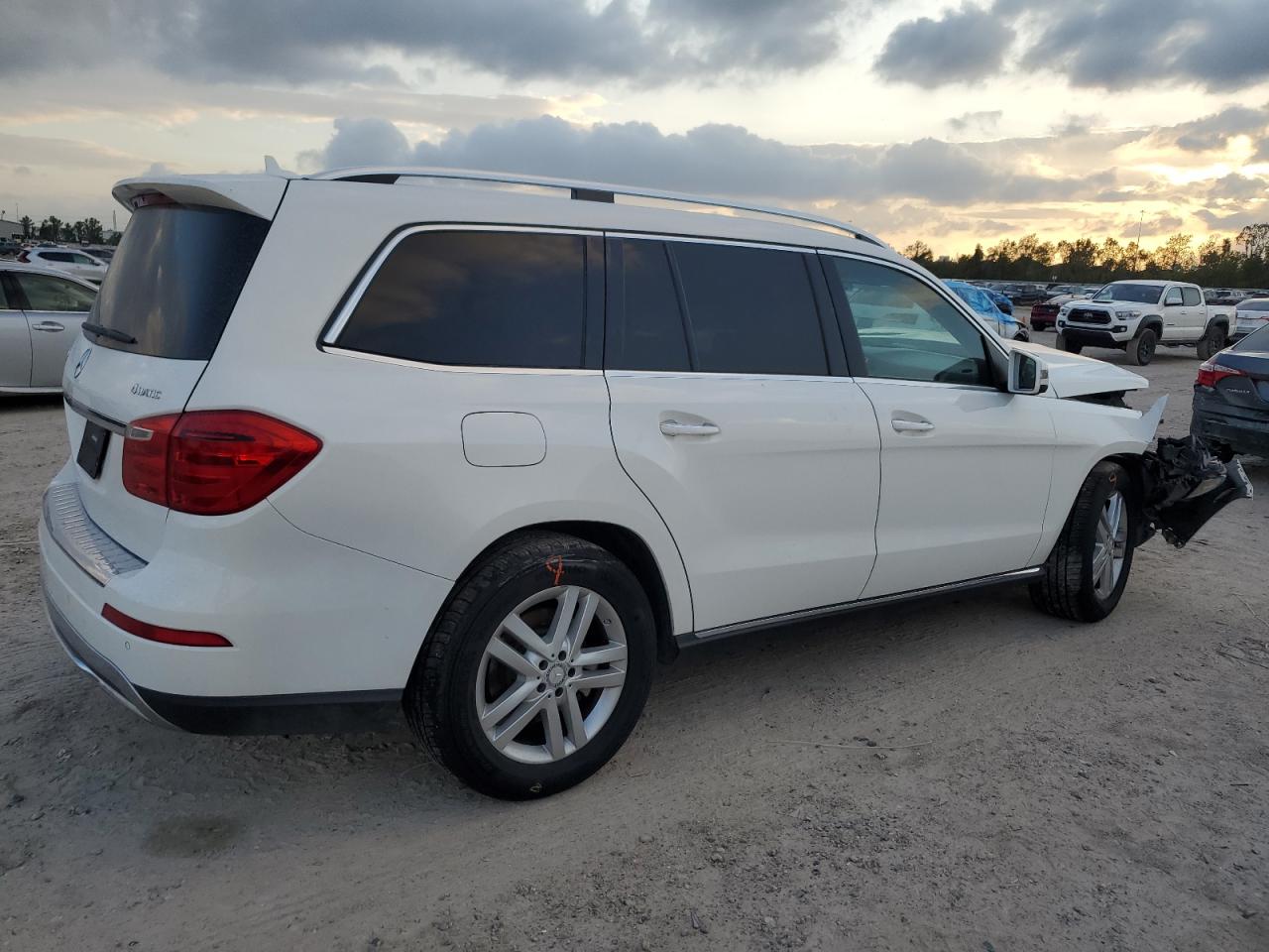 2015 Mercedes-Benz GL-klasse VIN 4JGDF6EE5FA600230 Copart auction photo, front end damage thumbnail 3