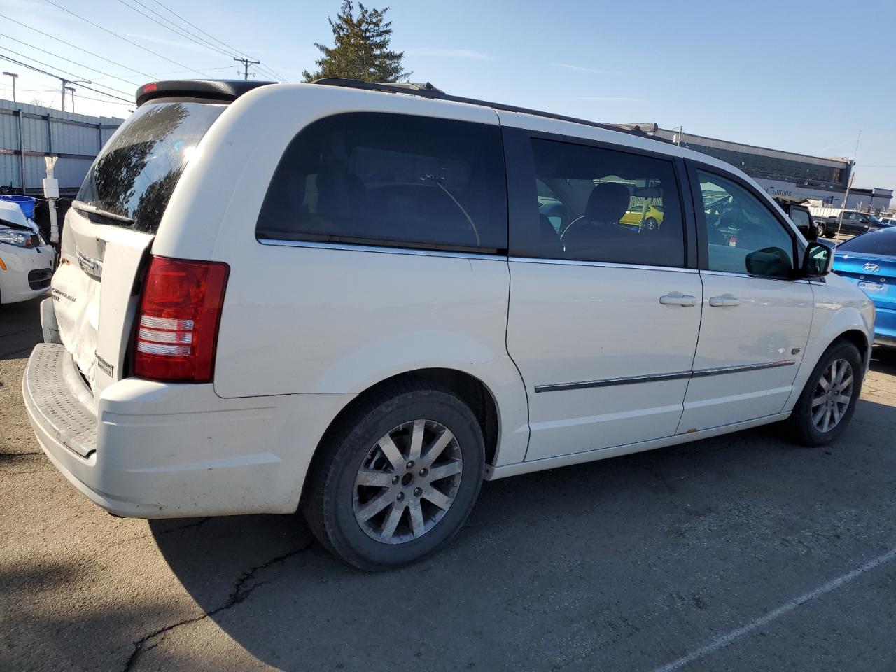 2009 Chrysler Town & Country VIN 2A8HR54XX9R675671 Copart auction photo, rear end / front end damage thumbnail 3