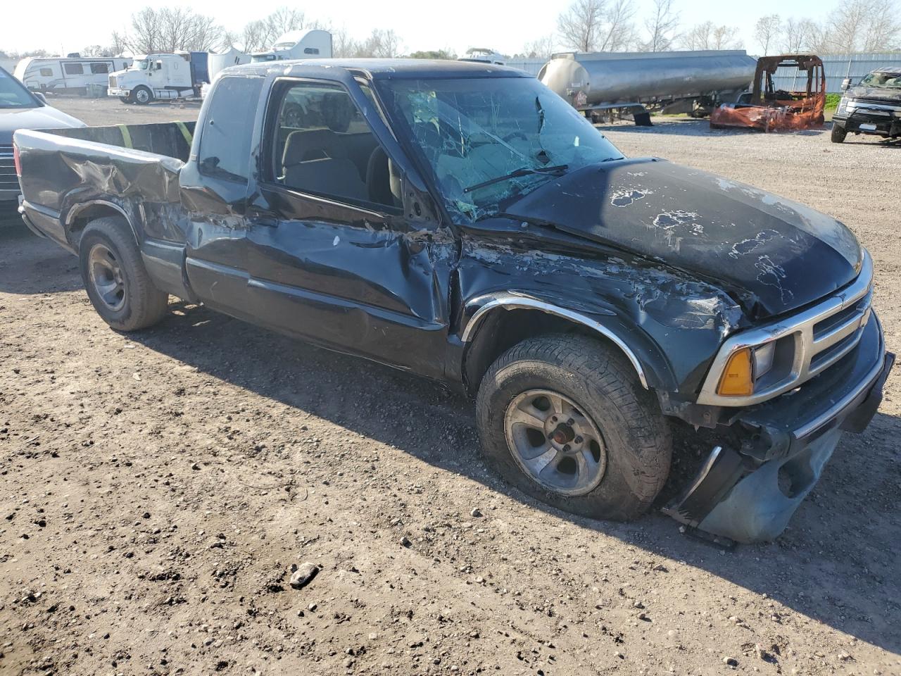 1994 Chevrolet S-10 Pickup VIN 1GCCS19Z8R8175111 Copart auction photo, side / front end damage thumbnail 4