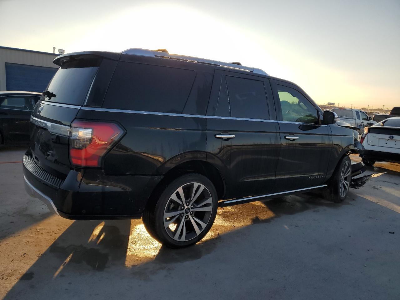 2020 Ford Expedition VIN 1FMJU1LT0LEA51814 Copart auction photo, front end damage thumbnail 3