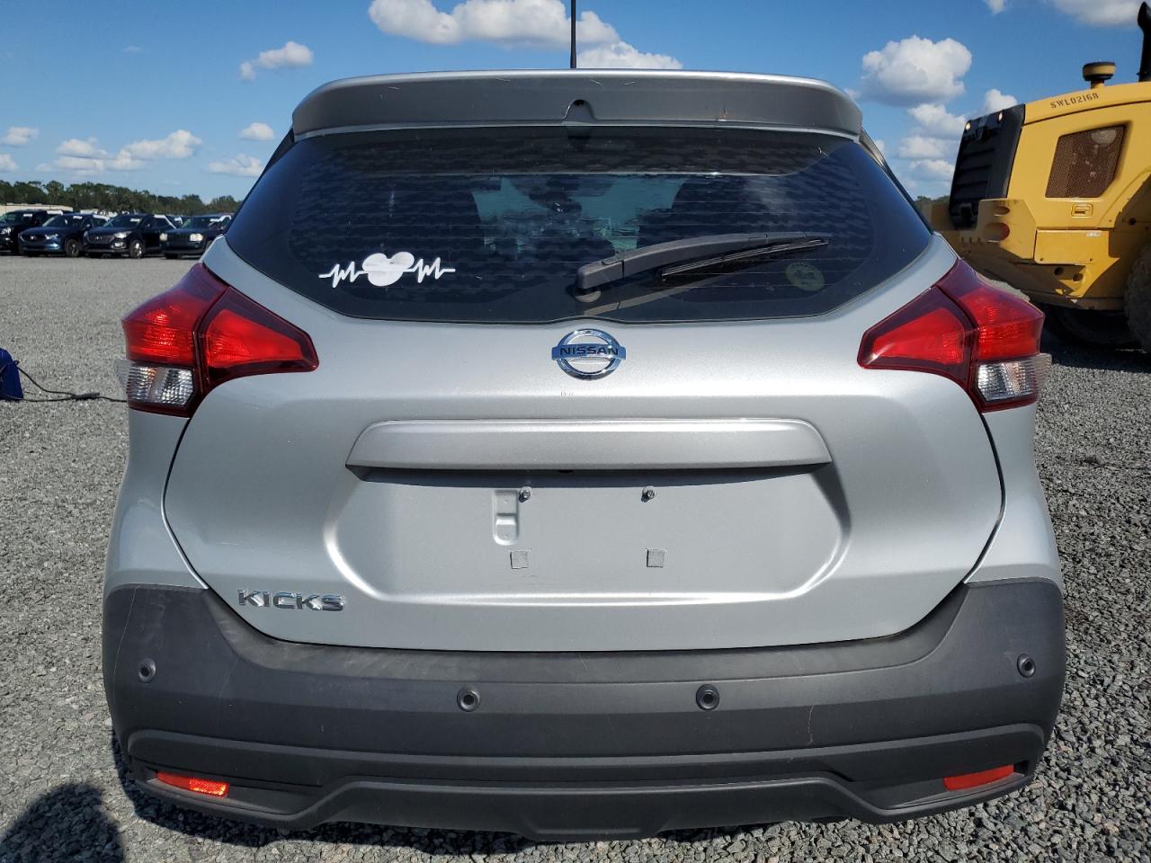 2020 Nissan Kicks VIN 3N1CP5BV3LL563438 Copart auction photo, water/flood / minor dent/scratches damage thumbnail 6