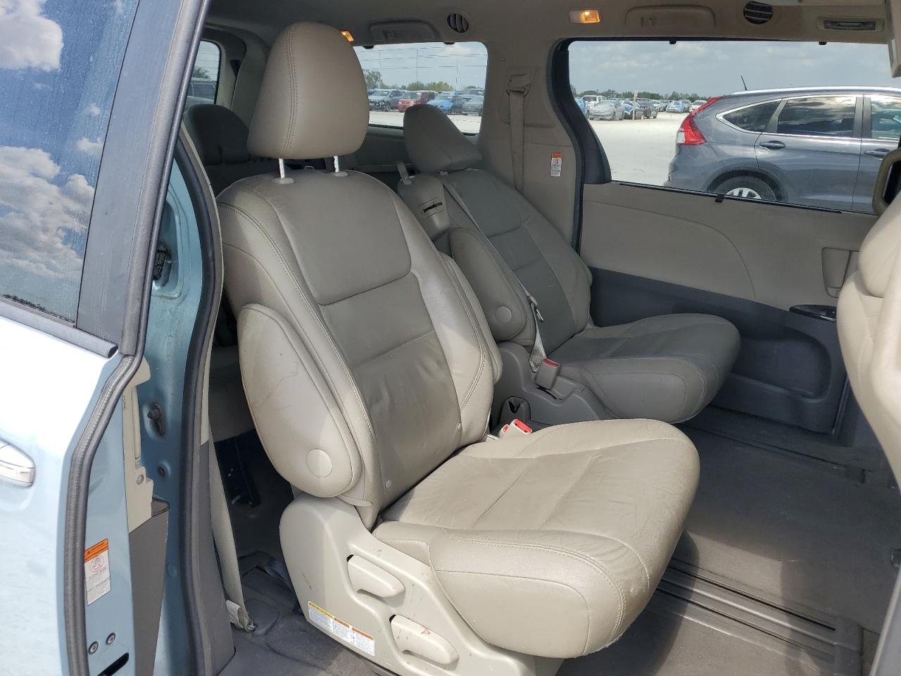 2016 Toyota Sienna VIN 5TDYK3DC7GS742969 Copart auction photo, rear end / minor dent/scratches damage thumbnail 11