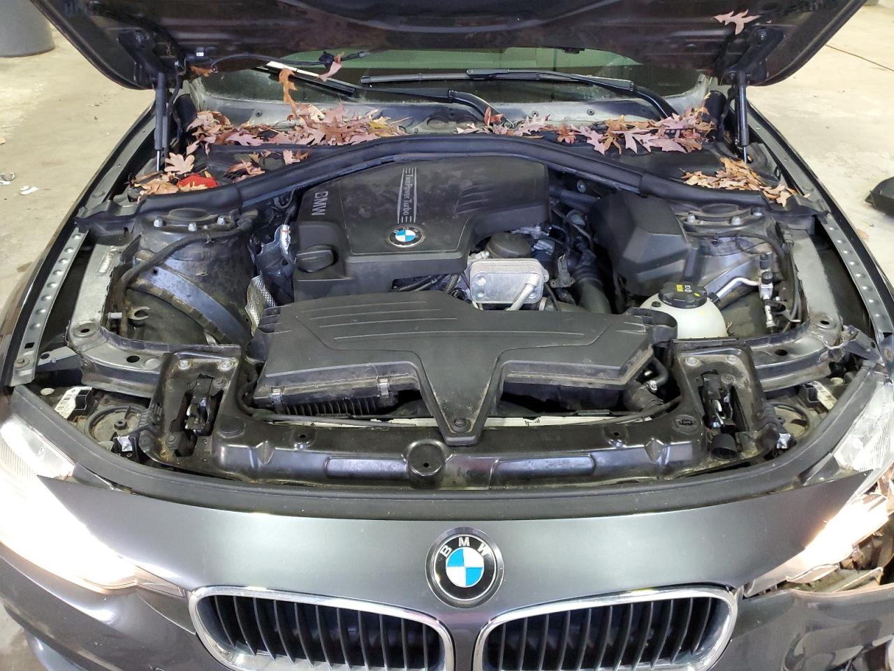 2016 BMW 3er VIN WBA8E1G51GNT99328 Copart auction photo, all over damage thumbnail 11