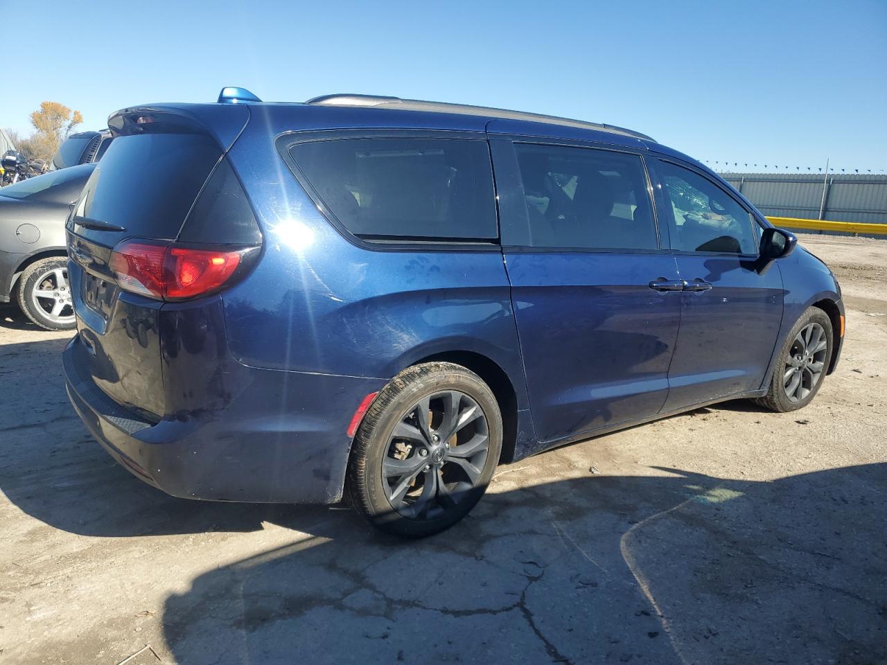 2018 Chrysler Pacifica VIN 2C4RC1BG9JR261133 Copart auction photo, front end damage thumbnail 3