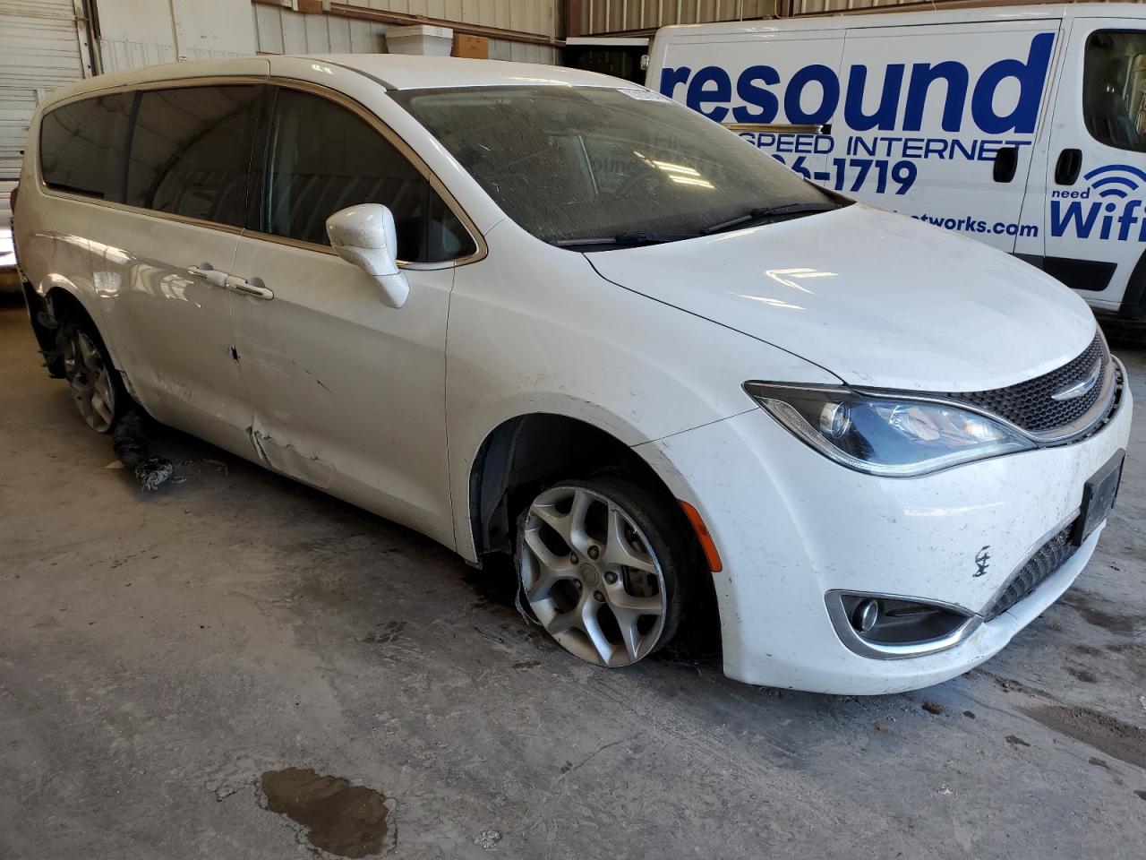 2018 Chrysler Pacifica VIN 2C4RC1FG7JR122614 Copart auction photo, side / undercarriage damage thumbnail 4
