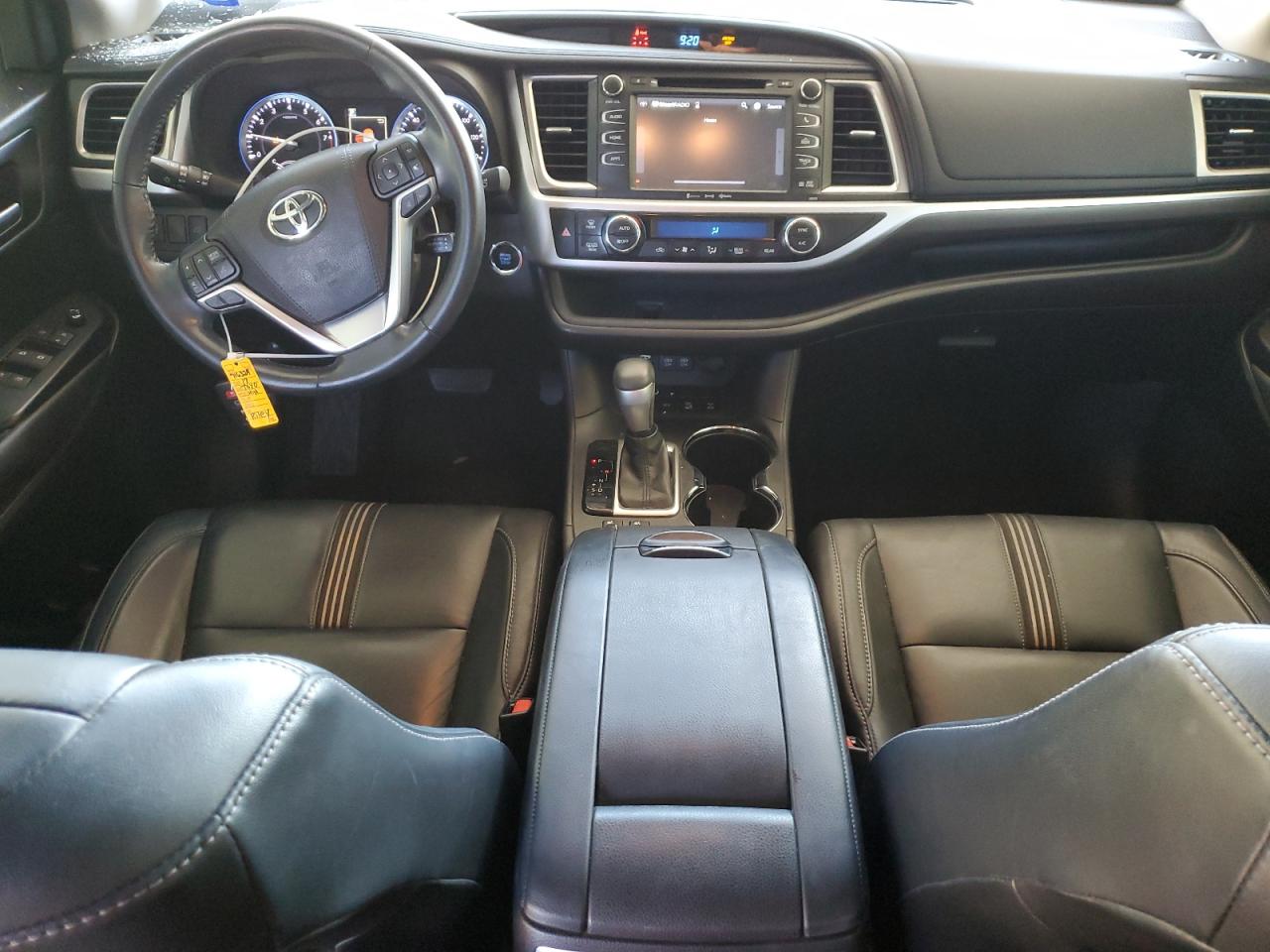 2017 Toyota Highlander VIN 5TDJZRFH2HS468008 Copart auction photo, front end / minor dent/scratches damage thumbnail 8