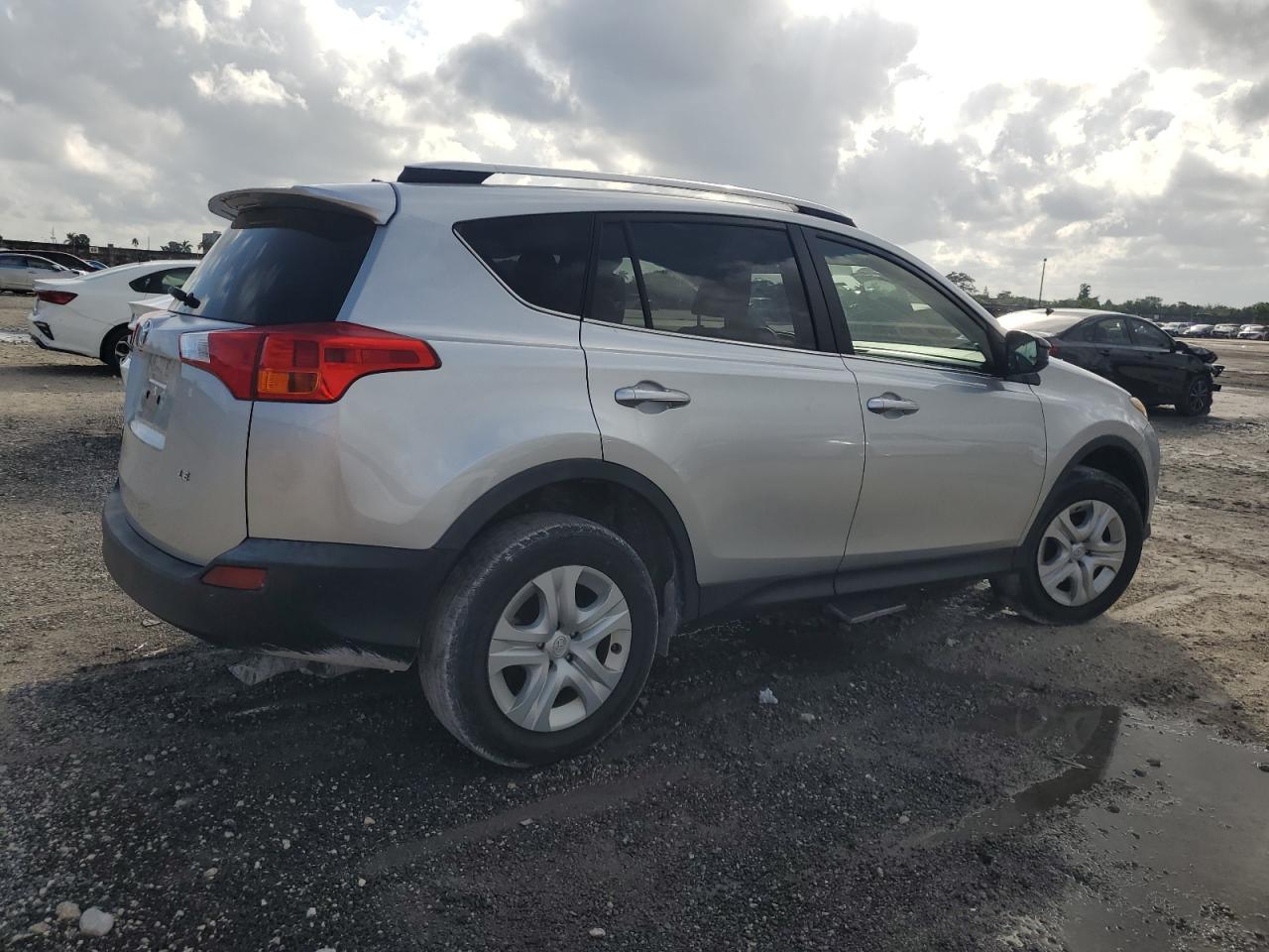 2015 Toyota RAV 4 VIN JTMZFREV5FJ056243 Copart auction photo, side / front end damage thumbnail 3