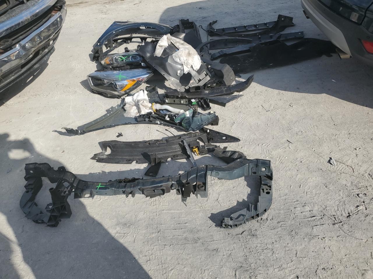 2019 Ford Escape VIN 1FMCU9J93KUA73115 Copart auction photo, front end damage thumbnail 12
