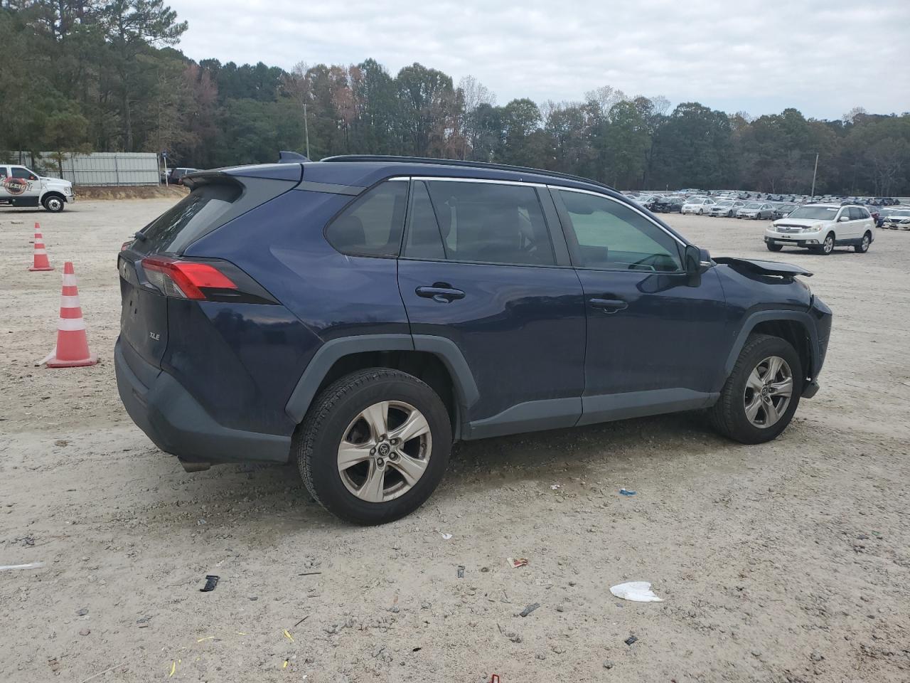 2019 Toyota RAV 4 VIN 2T3W1RFV8KW026326 Copart auction photo, front end / side damage thumbnail 3