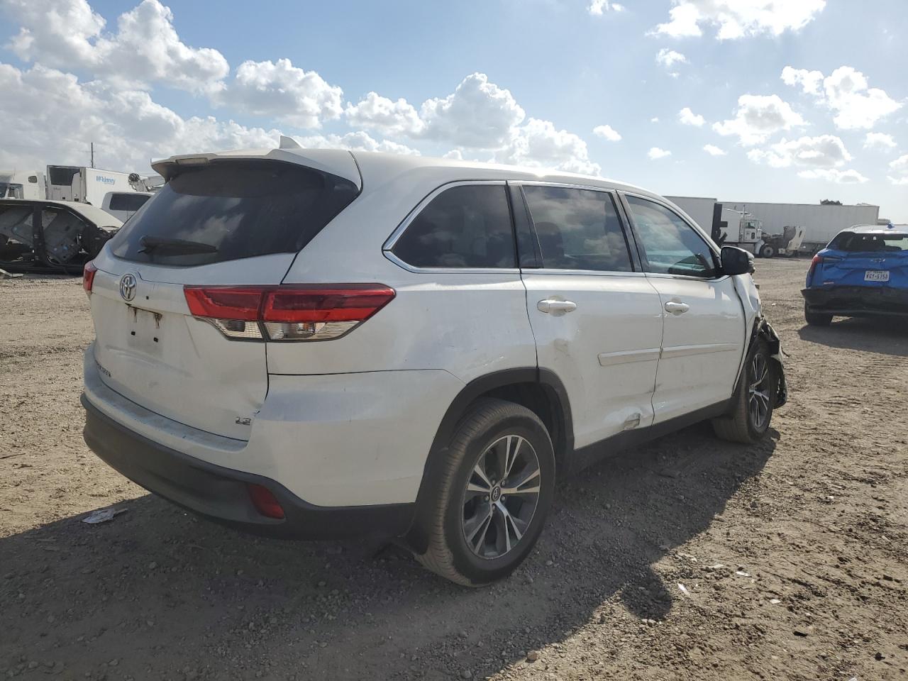 2019 Toyota Highlander VIN 5TDZZRFH1KS310088 Copart auction photo, front end / side damage thumbnail 3