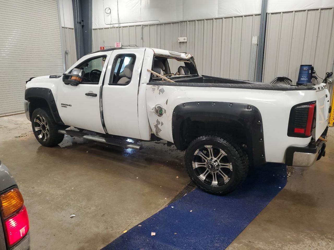 2008 Chevrolet Silverado VIN 1GCHK29628E217399 Copart auction photo, all over damage thumbnail 2